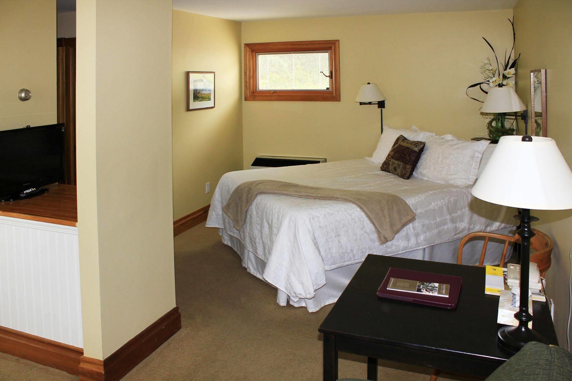 Kettle Creek Inn Порт Стенли Екстериор снимка