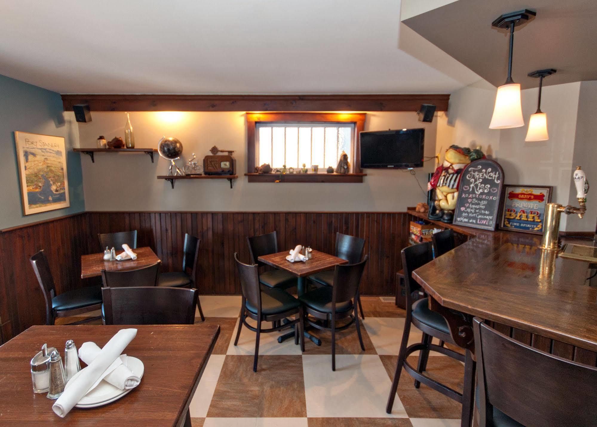 Kettle Creek Inn Порт Стенли Екстериор снимка