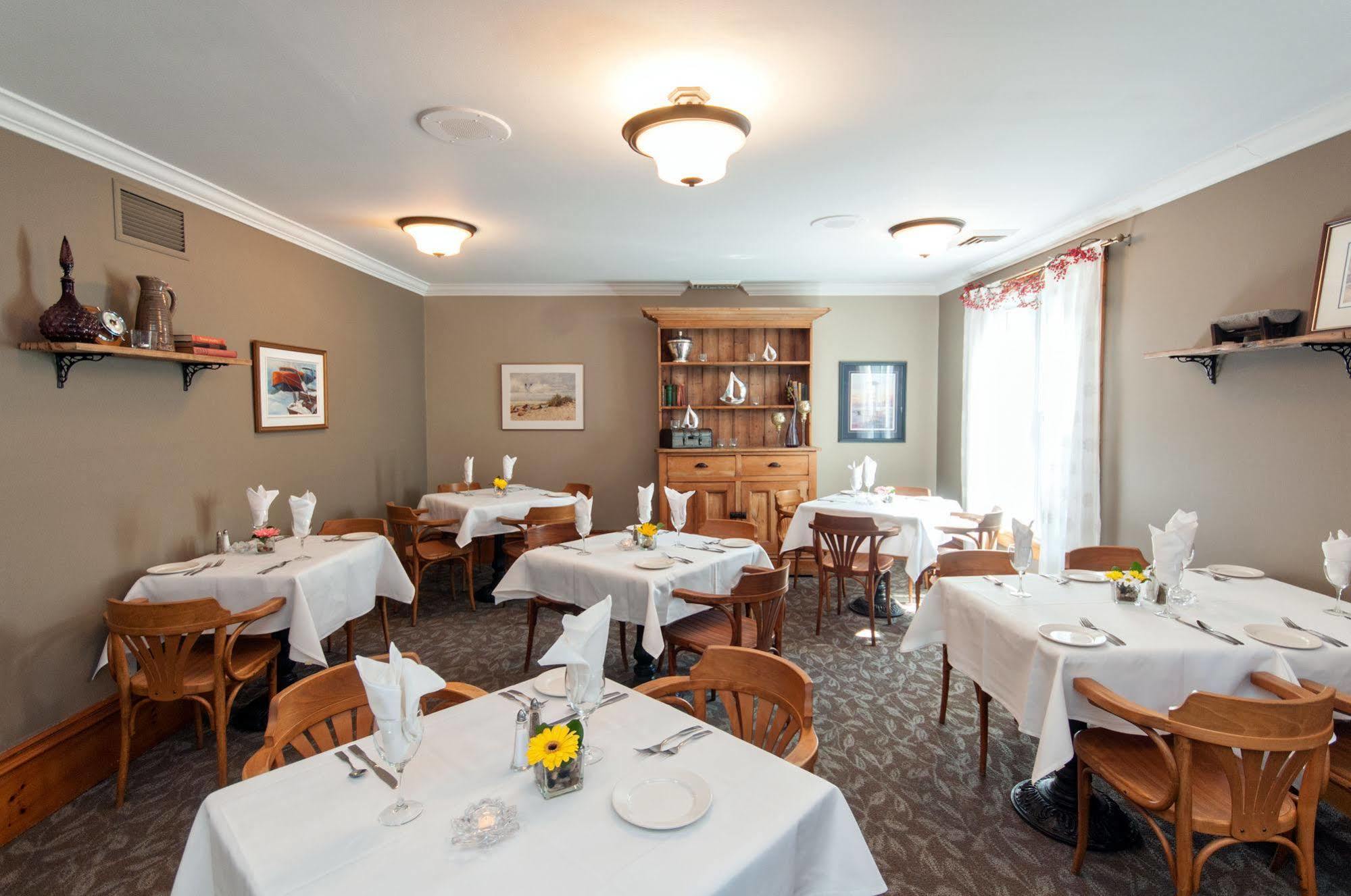Kettle Creek Inn Порт Стенли Екстериор снимка